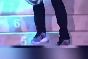 被炫到了！克羅斯背身顛球上樓梯