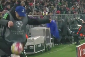 球技如何？安聯(lián)球童在歐冠與場(chǎng)邊熱身的特爾練習(xí)傳球