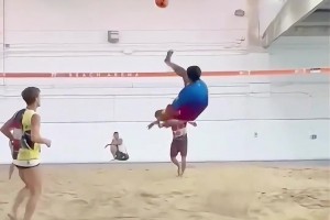 老了還是足球精靈！沙灘足球場的小羅還是寶刀未老