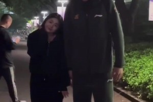 廣廈美女球迷與許鐘豪合影 這身高差也太萌了！