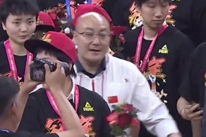 四川女籃奪冠慶祝時 這個把韓旭拍“生氣”的工作人員是誰？