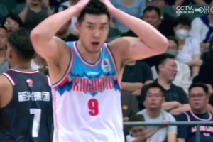 爭(zhēng)議判罰大家怎么看！吳冠希大帽崔永熙被吹犯規(guī) 下場(chǎng)后口吐芬芳！