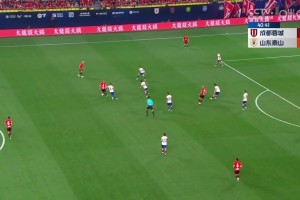 山東助教團(tuán)激烈質(zhì)疑邊裁，其中一人被直紅罰下場(chǎng)