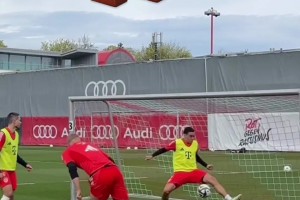 諾伊爾：穆夏拉球門交給你，我去踢前場了！