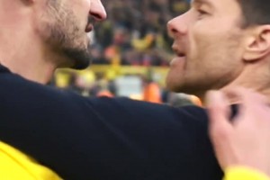 老友相見！胡梅爾斯和阿隆索賽后寒暄