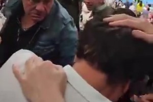 巴薩球員泄憤踢球，皇馬球迷無辜被打中