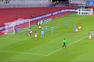 劉軍帥頭球吊射破門，青島海?？蛨?-0領先深圳新鵬城