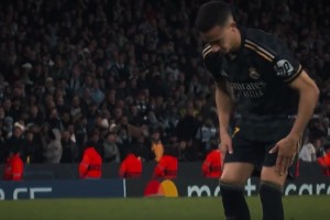 當(dāng)巴斯克斯顛著球走向罰球點(diǎn)，一下給我拉回到2016年的那個(gè)夏天