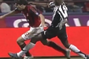 面對那時尤文的鐵血中場，卡卡5次過人成功，造3黃！